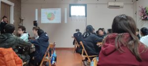 Il nutrizionista spiega ai ragazzi cosa forma un piatto sano